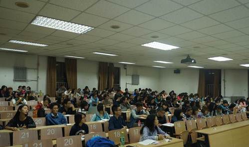 学员们认真听讲