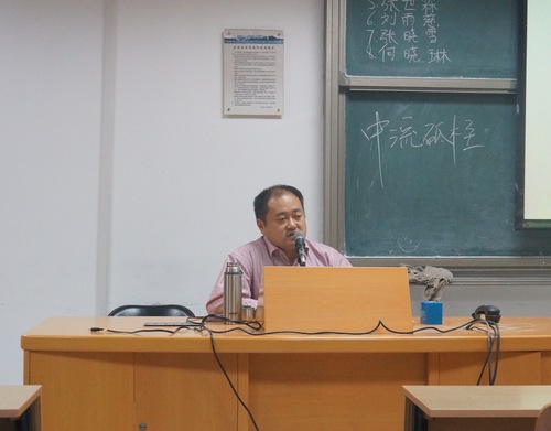 人文社会科学学部党委副书记张阳老师授课