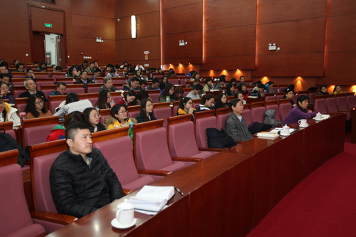 师生认真听取报告